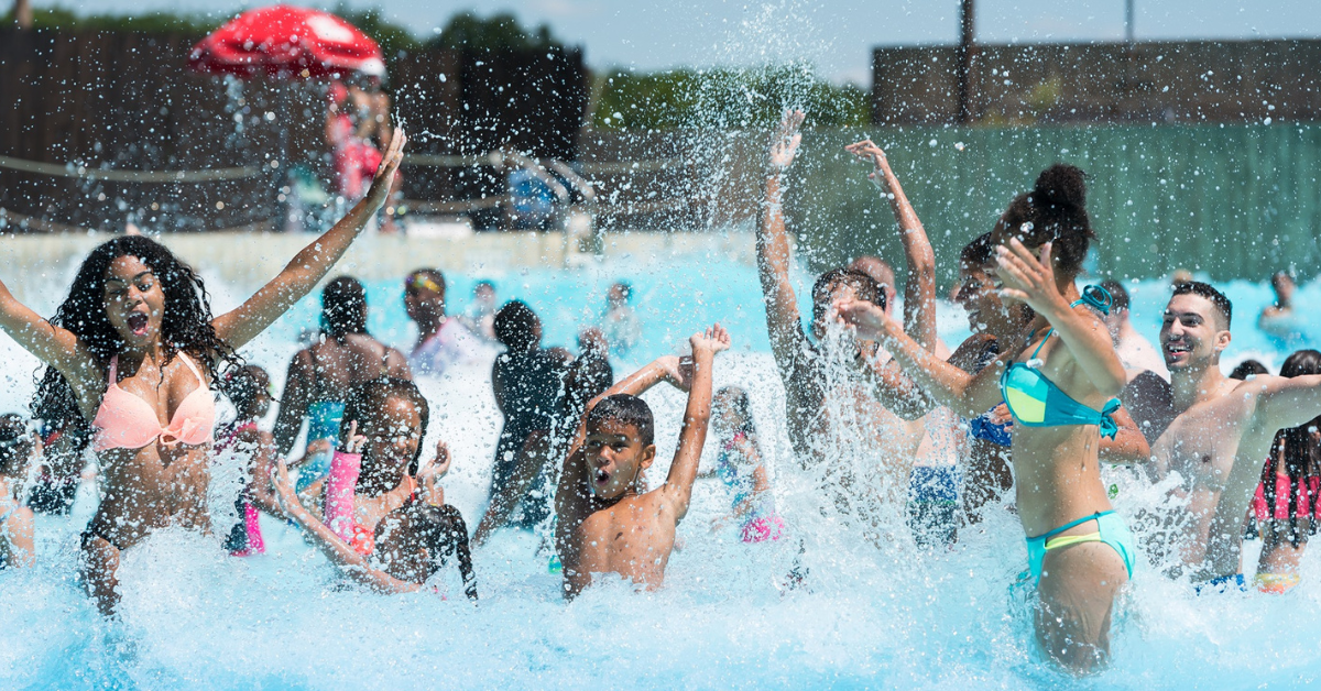 Jugendgruppe vor einem plätschernden Wasserfall